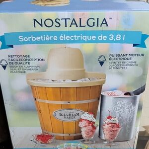 Nostalgia Wooden Ice Cream Maker with Beige Lid